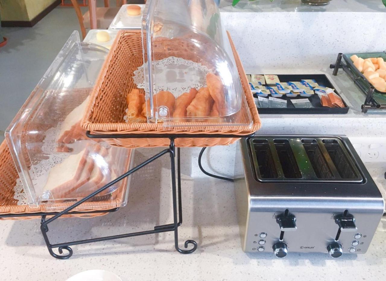 Nostalgia Hotel Near Tianjin Polar Ocean Word- Tianjin Fonte Joy World, 10 Minutes Drive Away From Tianjin Tanggu High-Speed Railway Station, Free Ice-Cream, Mineral Water, Snacks And Laundry Service, English Communication Well Bagian luar foto